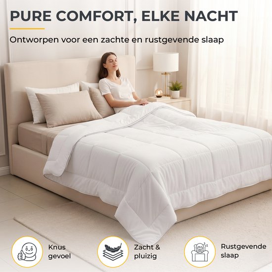 Vrouw slaapt vredig onder een wit dekbed op een bed, 'Pure comfort, elke nacht'.