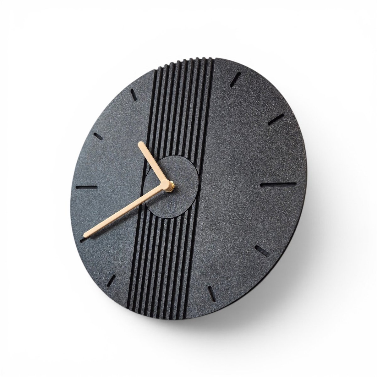 Moderne Design Wandklok Ø25 cm – Zwart met Houtkleurige Wijzers - Reliëf Details