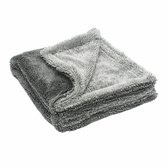 Gevouwen grijze microvezel droogdoek, met een dikke pluizige textuur.