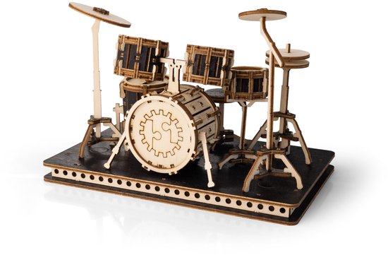 Houten model van een drumstel met zwarte vaten en gouden details, op een zwarte basis.