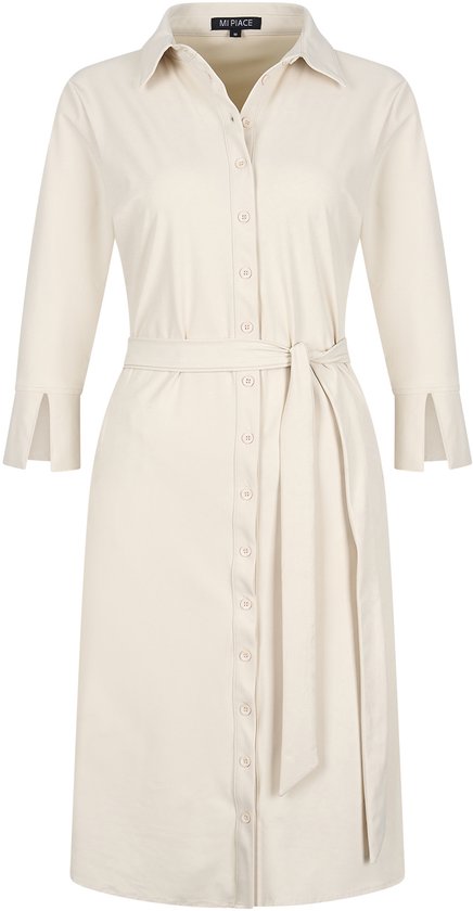 Robe crème à manches longues, boutons et ceinture.