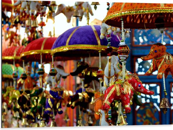 Dibond - Traditionele Olifantjes aan Lampionnen op Buitenlandse Diwali Markt - 80x60 cm Foto op Aluminium (Met Ophangsysteem)