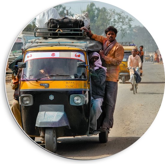 PVC Schuimplaat Muurcirkel - Lokale Mensen Rijdend in Tuktuk door de Stad - 40x40 cm Foto op Muurcirkel (met ophangsysteem)