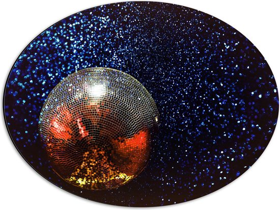Dibond Ovaal - Glinsterende Discobal in Donkere Ruimte - 56x42 cm Foto op Ovaal (Met Ophangsysteem)