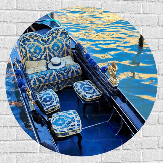 Muursticker Cirkel - Blauwe Gondel met Gouden Details op de Wateren van Venetië - 90x90 cm Foto op Muursticker