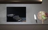 Inductieplaat Beschermer - Foto van een Ouderwetse Typemachine op Grijs Bureau - 60x52 cm - 2 mm Dik - Inductie Beschermer van Vinyl