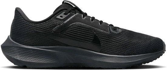 Zij-aanzicht van een zwarte Nike Air Zoom Pegasus 40 sportschoen.