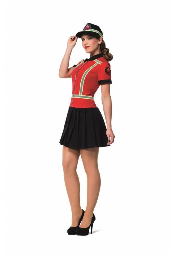 Vrouw in brandweeruniform met rode top, zwarte rok en pet. Met gele en zilveren accenten.