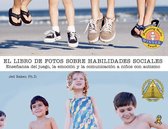 Des enfants aux pieds nus sautent sur la plage, avec le titre 'El libro de fotos sobre habilidades sociales'. Lauréat du 'Parenting Media Winner Award'.