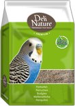 Een zak Deli Nature Premium vogelvoer met een parkiet op een groene achtergrond. Tekst: 'Parkieten Perruches Budgies Wellensittiche Periquitos'.