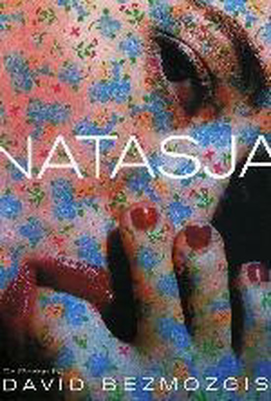 Boekomslag van 'Natasja' met een close-up van een vrouw met felrode teennagels, blootsvoets, tegen een achtergrond van bloemenbehang.