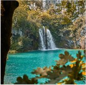 WallClassics - Poster Glossy - Petite Cascade dans un Lac avec Branches - 50x50 cm Photo sur Papier Poster avec Finition Brillante