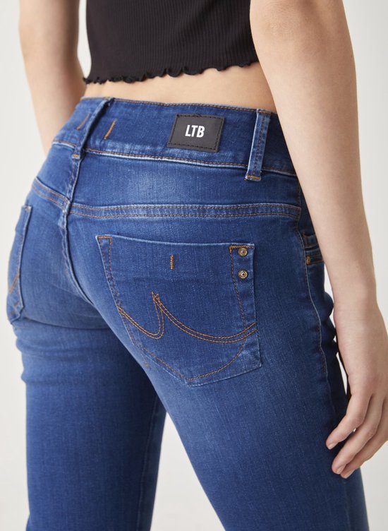 Close-up van de achterkant van een donkerblauwe jeans met LTB-label en oranje stiksels.