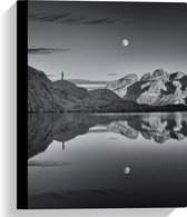 WallClassics - Canvas  - Persoon op Rotsen langs Water met Maan in zwart-wit - 30x40 cm Foto op Canvas Schilderij (Wanddecoratie op Canvas)