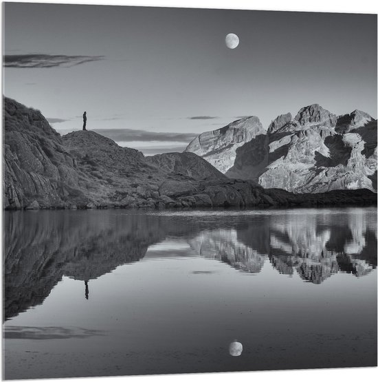 WallClassics - Acrylglas - Persoon op Rotsen langs Water met Maan in zwart-wit - 100x100 cm Foto op Acrylglas (Met Ophangsysteem)