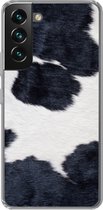 Geschikt voor Samsung Galaxy S22 hoesje - Afbeelding van een zwart-witte koeienhuid - Siliconen Telefoonhoesje