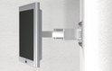 Zilverkleurige tv-muurbeugel met een enkele arm, bevestigd aan een gestructureerde muur.