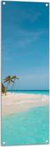 WallClassics - Tuinposter – Tropisch Strand met Palmbomen - 40x120 cm Foto op Tuinposter  (wanddecoratie voor buiten en binnen)