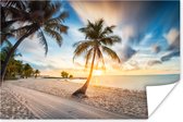 Zon gaat onder bij een tropisch strand Poster 60x40 cm - Foto print op Poster (wanddecoratie woonkamer / slaapkamer) / Landschappen Poster / Zee en Strand