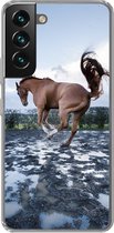 Geschikt voor Samsung Galaxy S22 hoesje - Bokkend paard in de waterplassen - Siliconen Telefoonhoesje