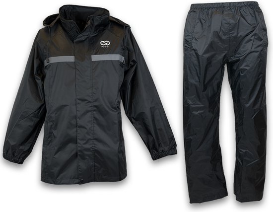 Zwart regenpak bestaande uit een jas met capuchon en een broek.