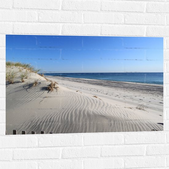 WallClassics - Muursticker - Witte Duinen tegen de Zee - 90x60 cm Foto op Muursticker