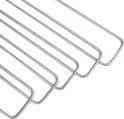 Quatre piquets métalliques argentés avec des extrémités courbées sur fond blanc.