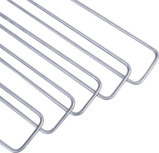 Quatre piquets métalliques argentés avec des extrémités courbées sur fond blanc.
