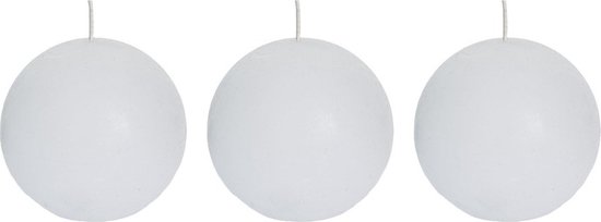 Drie witte, rustieke bolkaarsen met een diameter van 8 cm.
