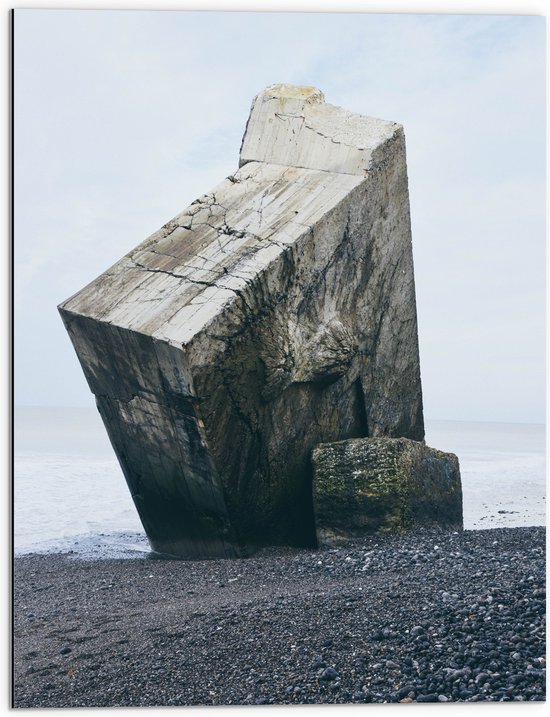 WallClassics - Dibond - Grote Hoekige Steen op Kiezestrand - 60x80 cm Foto op Aluminium (Met Ophangsysteem)