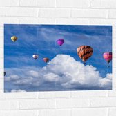 WallClassics - Muursticker - Gropeje Luchtballonnen bij Witte Wolken - 75x50 cm Foto op Muursticker