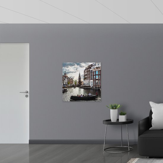 WallClassics - Dibond - Bootjes door de Grachten van Amsterdam - 80x80 cm Foto op Aluminium (Wanddecoratie van metaal)