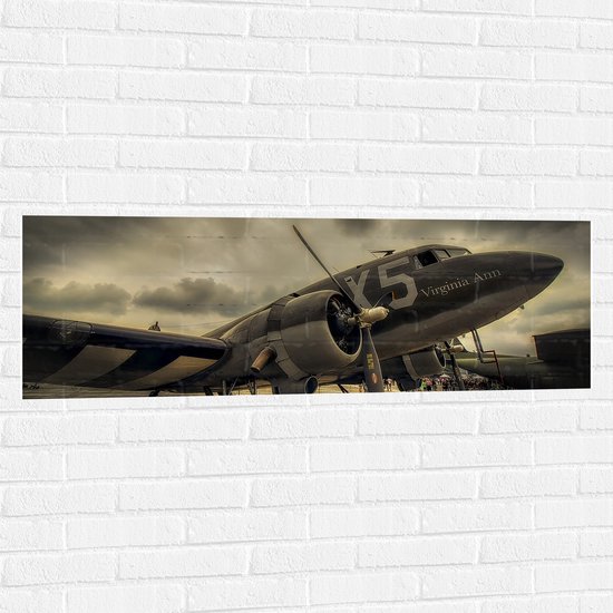WallClassics - Muursticker - Vliegtuig met Grauwe Wolken - 120x40 cm Foto op Muursticker