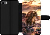 Bookcase Geschikt voor iPhone SE 2020 telefoonhoesje - Schotse hooglander - Horizon - Landschap - Met vakjes - Wallet case met magneetsluiting