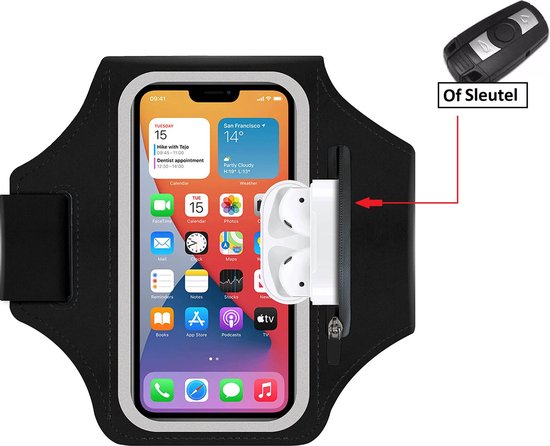 Zwarte sportarmband met iPhone, oortjes in zijvak en autosleutel.