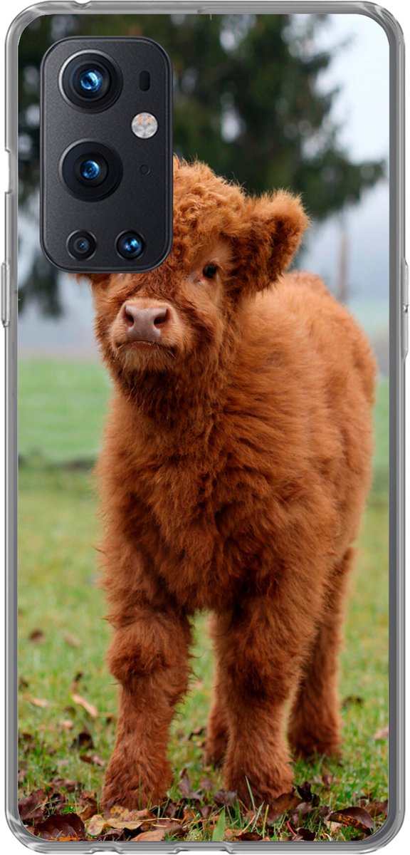 Telefoonhoesje Geschikt voor OnePlus 9 Pro hoesje - Schotse Hooglander - Kalf - Gras - Siliconen Telefoonhoesje Telefoonhoesje