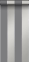 Origin Wallcoverings behangpapier strepen grijs en glanzend zilver - 345904 - 53 cm x 10,05 m
