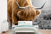 Behang - Fotobehang Schotse Hooglander - Dieren - Bruin - Koe - Zwart - Wit - Natuur - Breedte 390 cm x hoogte 260 cm
