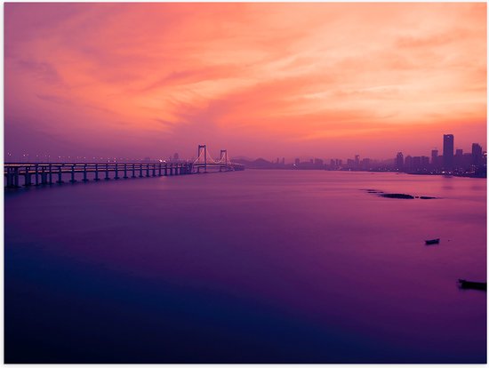 WallClassics - Poster (Mat) - Hele Lange Brug over het Water naar de Stad - 100x75 cm Foto op Posterpapier met een Matte look