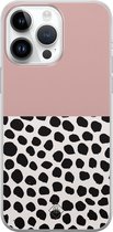 Casimoda® hoesje - Geschikt voor iPhone 14 Pro Max - Stippen roze - Siliconen/TPU telefoonhoesje - Backcover - Gestipt - Roze