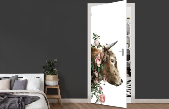 Deurposter 95x215 cm - Deursticker Schotse hooglander - Koe - Bloemen - Meubelfolie zelfklevend - Deurfolie woonkamer - Interieurfolie fotobehang - Deur plakfolie - Deurstickers - Deurbehang sticker - Kamer decoratie