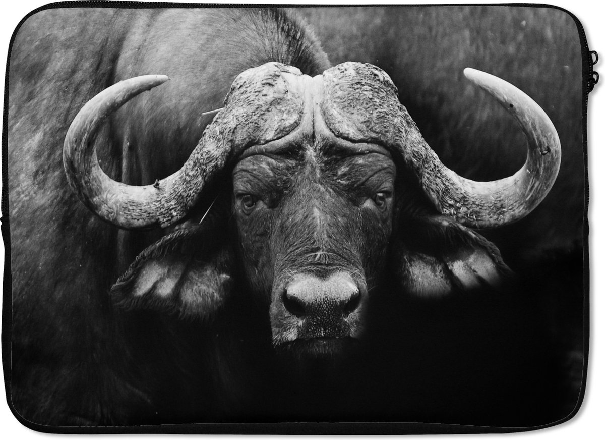 Laptophoes 13 inch - Dieren - Buffalo - Zwart - Wit - Portret - Laptop sleeve - Binnenmaat 32x22,5 cm - Zwarte achterkant