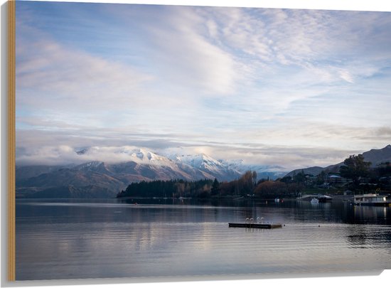 WallClassics - Hout - Berggebied grenzend aan het Water - 100x75 cm - 12 mm dik - Foto op Hout (Met Ophangsysteem)