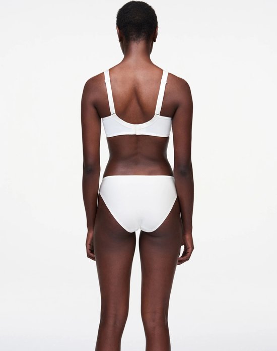 Vue arrière d'un mannequin à la peau foncée portant un soutien-gorge blanc à armatures et une culotte assortie. Bretelles réglables.