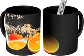 Magische Mok - Foto op Warmte Mokken - Koffiemok - Sinaasappel - Stilleven - Water - Zwart - Fruit - Magic Mok - Beker - 350 ML - Theemok