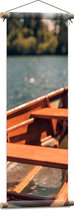 Textielposter - Uiteinde van Houten Boot op het Water - 30x90 cm Foto op Textiel