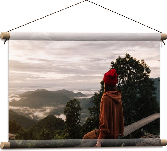 WallClassics - Textielposter - Vrouw op Ballustrade op Berg met Uitzicht over Natuur Landschap - 60x40 cm Foto op Textiel