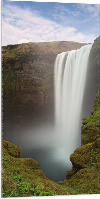 Vlag - Hoge Wilde Waterval in de Groene Natuur - 50x100 cm Foto op Polyester Vlag