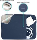 Donkerblauwe laptoptas met opengewerkt voorvak, met oplader en kabels. Binnenzijde is van zacht beige textiel.