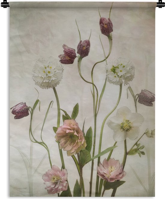 Wandkleed met een stilleven van bloemen in zachte roze, paarse en witte tinten.